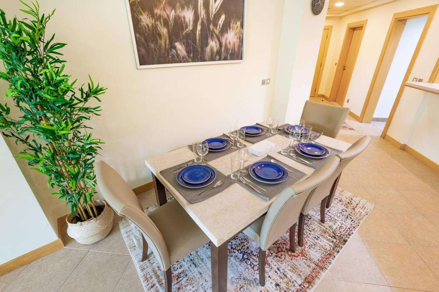The Palm 4br & Pool Access * Dubai